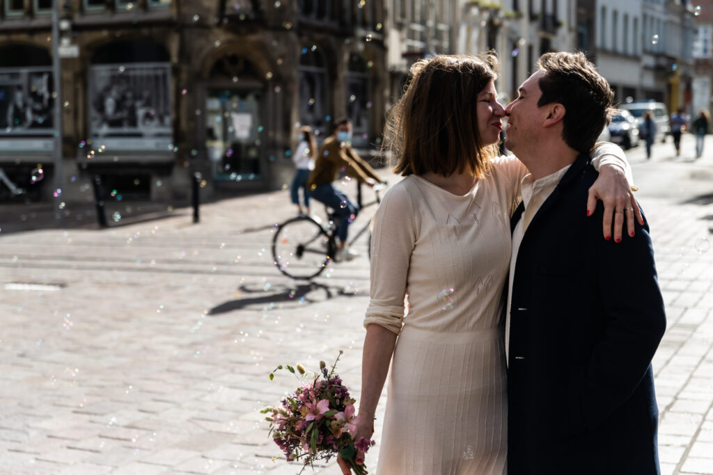 Koppel kussend in het gemeentehuis net na huwelijksceremonie. Huwelijksfotografie in reportagestijl.