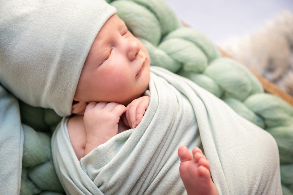 Babyfotografie en newborn fotoshoot gezocht? Kim van ColourfuZebra helpt graag.